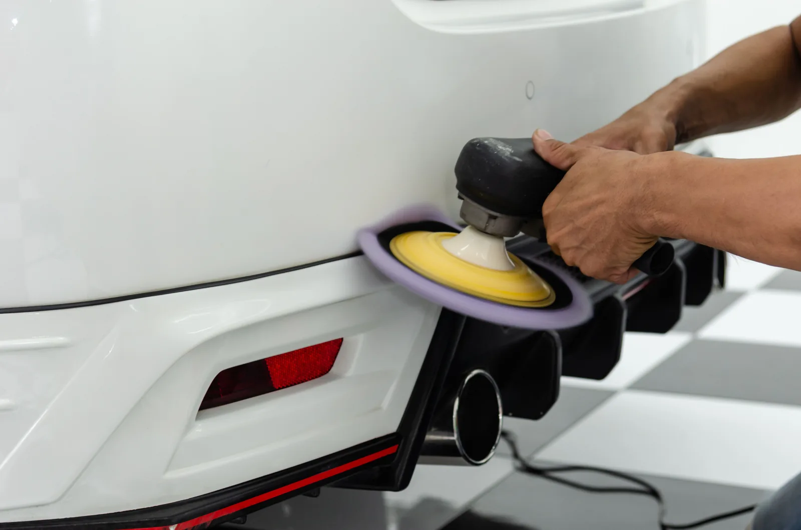 A dual-action machine levelling wash haze on a rear quarter.